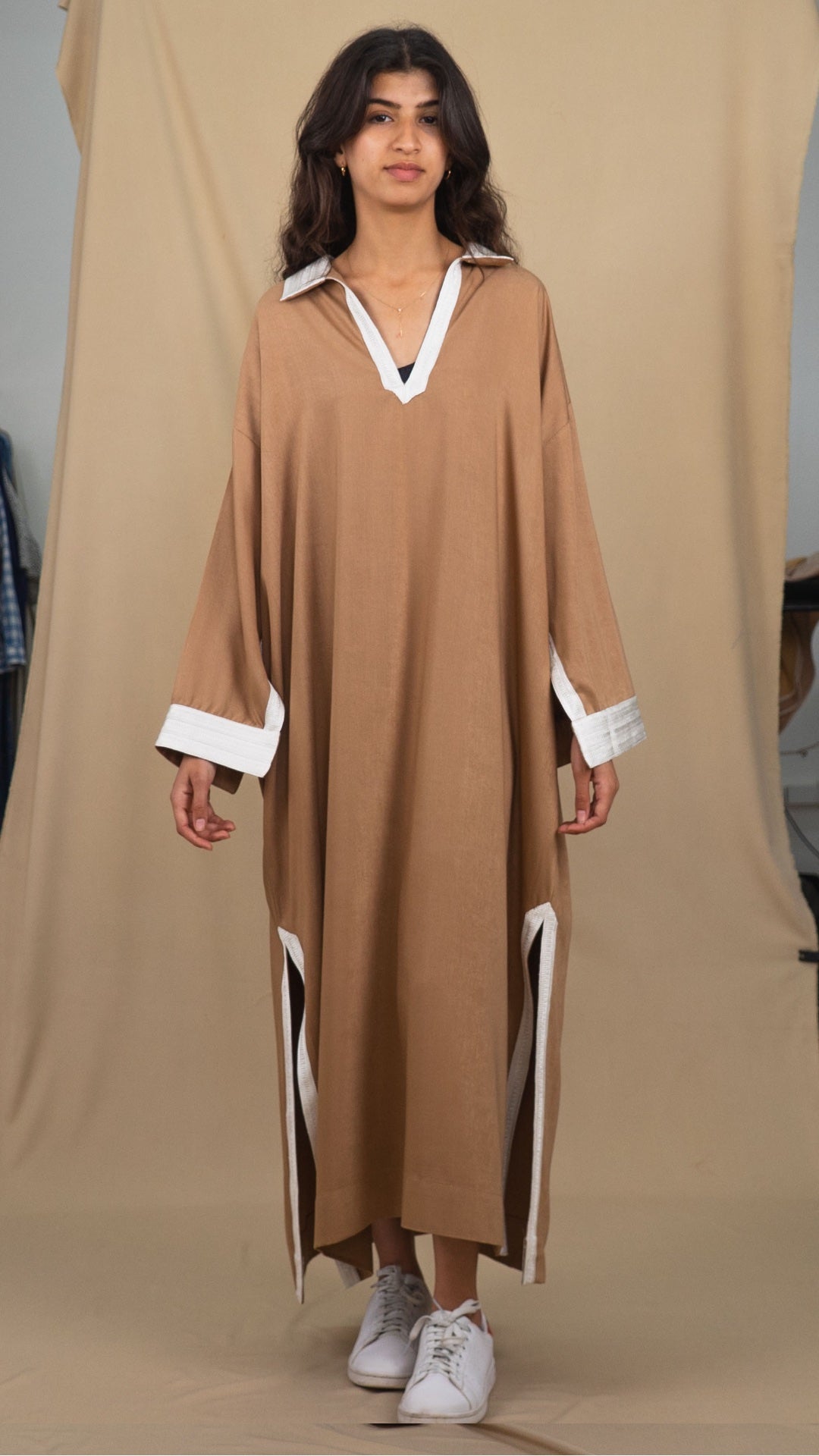 Robe Caftan Nouha - Marron Clair avec Sfifa Blanche