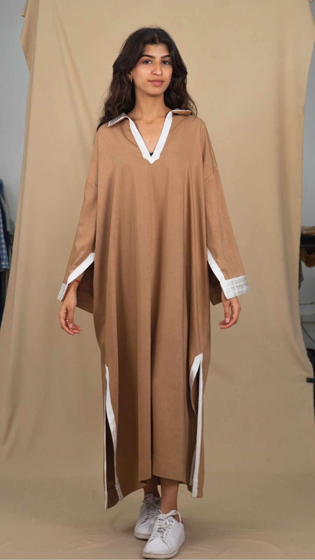 Robe Caftan Nouha - Marron Clair avec Sfifa Blanche