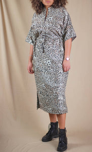 Robe Luna en Tissu de Daim - Motifs Leopards sur Fond Turquois